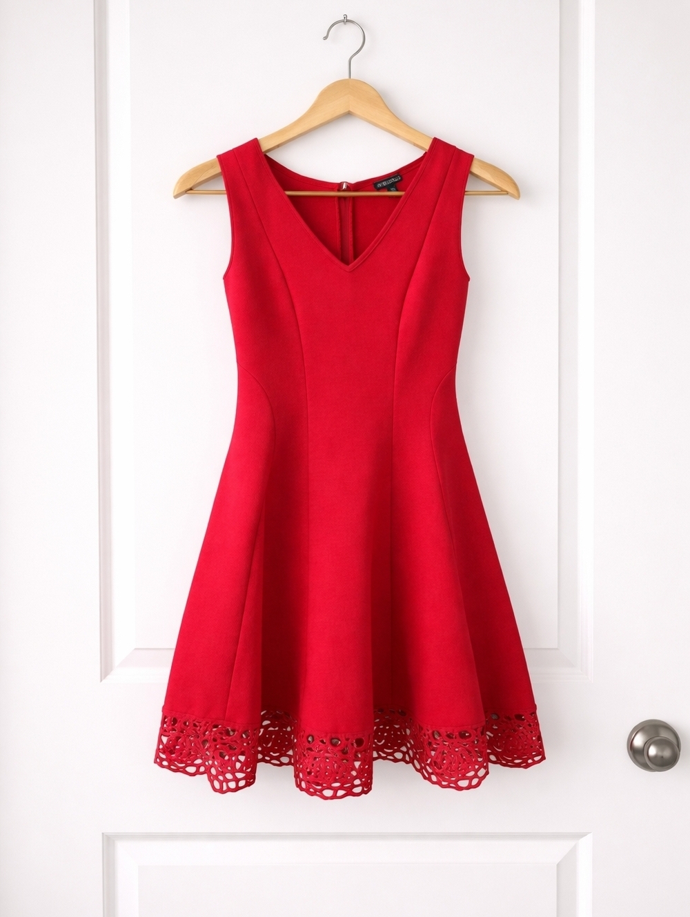 ROZ & ALI V-Neck Fit-and-Flare Laser-Cut Scalloped Hem.